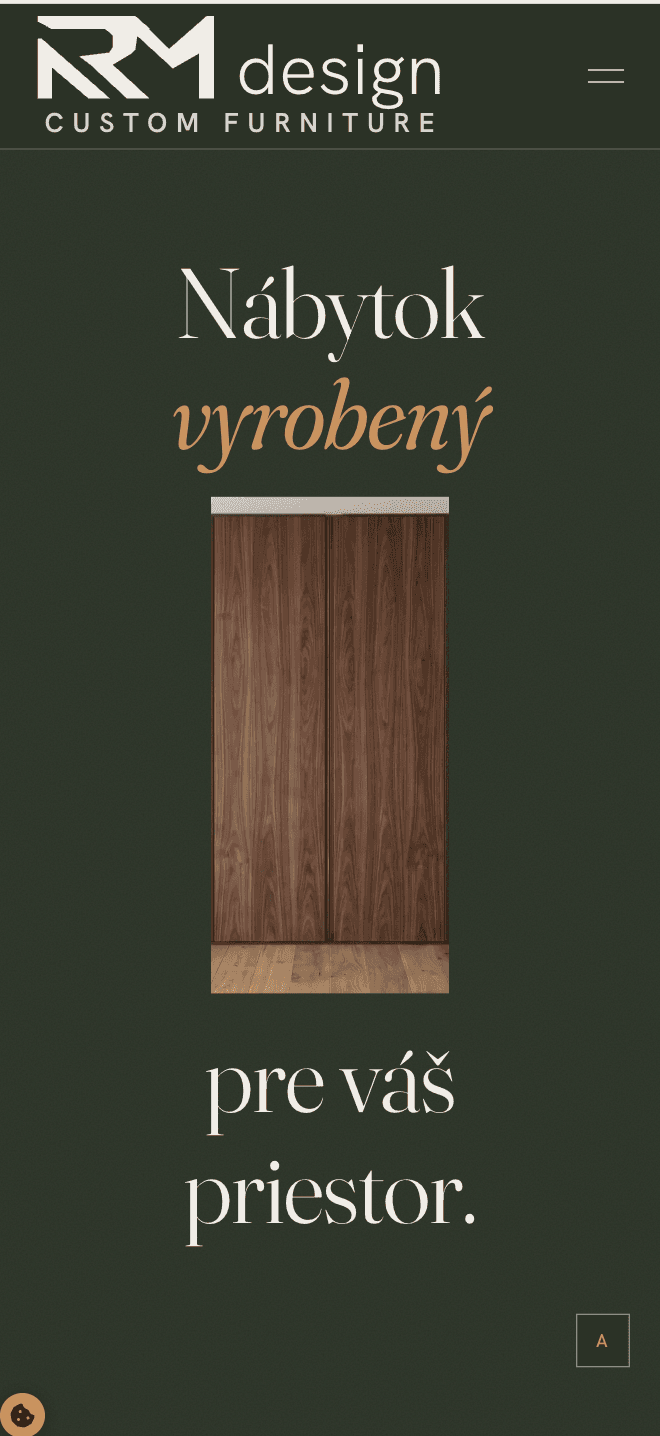 Úvodná sekcia RM design na mobile so zatvorenými dvierkami.