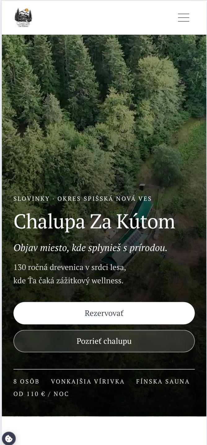 Úvodná obrazovka webu Chalupa Za Kútom na mobile s leteckým záberom lesa.