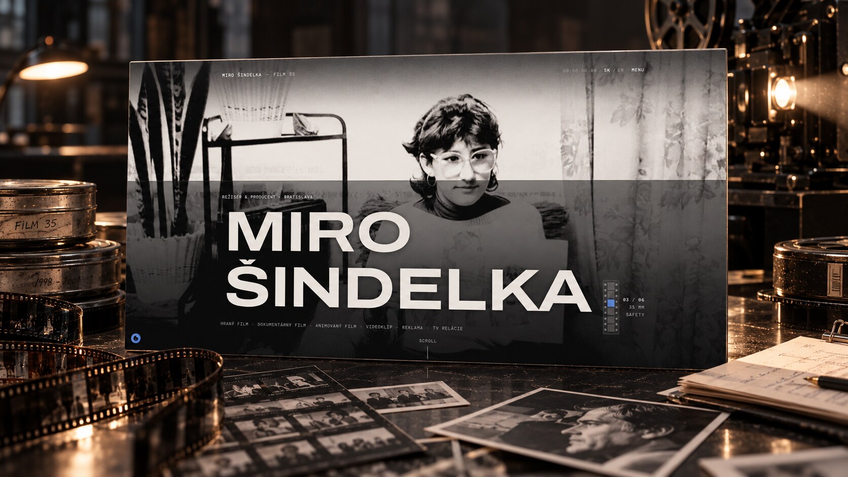FILM 35 — úvodná stránka webu Mira Šindelku na obrazovke medzi filmovými kotúčmi, 35 mm pásom a čiernobielymi fotografiami
