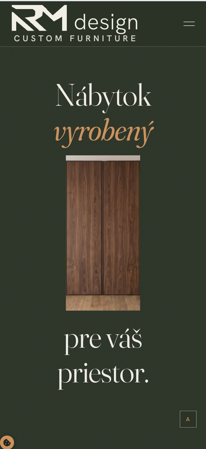 Úvodná sekcia RM design na mobile so zatvorenými dvierkami.